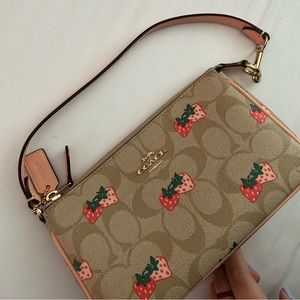 Coach Nolita 19 strawberry